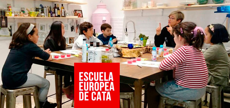 Cata-del-aceites-de-oliva-con-ninos-en-la-escuela-europea-de-cata