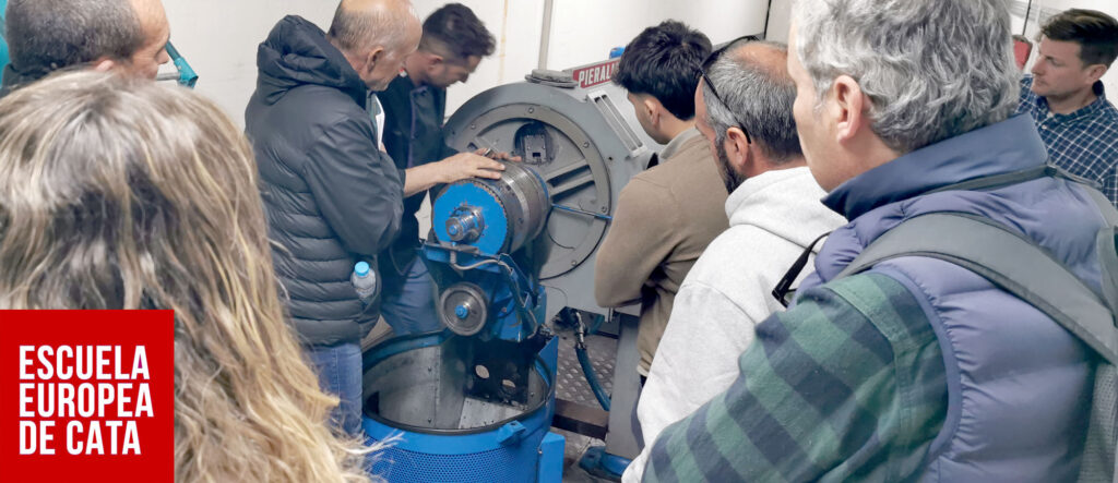 Curso Maestro de Almazara Escuela Europea de Cata. Clase práctica de mecánica en Finca La Oliveta.